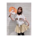 Rumi Okubo Instagram - ⁡ ⁡ ⁡ 6月30日に東京ドームにて行われた巨人vs阪神戦🔥 ⁡ ジャイアンツ×推しの子コラボで、 始球式を務めさせて頂きましたーーー⚾️ 私もMEMちょ役として参戦😈🌟 ⁡ 今回はキャスト4人だったので、 りえちゃん潘ちゃんがピッチャー、 私とごまちゃんがキャッチャーを担当しました！ ⁡ ⁡ 私は潘ちゃんとバッテリーを組んだのですが… ブルペンではなかなか上手くいかなくて… 少し不安になりながらもとにかく楽しもうと臨んだ本番、 見事ナイスピッチ＆キャッチで大成功✨⚾️ りえちゃんごまちゃんも同様に大成功で、 初めての始球式は最高の思い出になりました！ ありがとうございましたーーー！😭 ⁡ ⁡ ⁡ それぞれキャラカラーのお揃いの飾りをしたり、 ジャイアンツカラーのオレンジをリボンとして 取り入れたりと…衣装にもかなり拘りました！ ⁡ お揃いのリボンはりえちゃんとごまちゃんが 用意してくれて、メイクさんにとても可愛く編み込みに入れ込んでもらいました🎀 ⁡ 背番号の1526は、キャラクターの所属事務所 苺プロの当て字です🍓 これはりえちゃんの発案！ みんなでお揃いにできてよかった〜☺️ ⁡ 始球式の後はGIANTS TVの生放送に、 新生B小町の3人で出演させて頂きました！ MCの中島彩アナウンサーがとてもスムーズかつ、 作品や我々声優へのリスペクトを持って進行して くださったので、とても楽しかったです！ 盛り上がると生放送中でも、 途中で試合に見入ってしまう時もありました(笑) ⁡ ⁡ ⁡ 今回はジャイアンツとのコラボだったので、 応援としてもジャイアンツ側でした📣 サヨナラホームランで勝利したと知り、 とても嬉しかったです！ ⁡ 巨人の皆様も阪神の皆様も、 応援に来てらっしゃるお客の皆様も、 怪我なく無事終えられて、大変お疲れ様でした！ ⁡ ⁡ とても貴重な経験を…、 本当に人生で味わうことがなかなか出来ない、 素晴らしい経験をさせて頂きました。 ⁡ ⁡ 最高に楽しかったです！！ 応援ありがとうございました💛⚾️ ⁡ ⁡ ⁡ #推しの子 #ジャイアンツ #大久保瑠美 #高橋李依 ちゃん #伊駒ゆりえ ちゃん #潘めぐみ ちゃん #中島彩 さん、 ⁡ ⁡