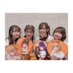 Rumi Okubo Instagram - ⁡ ⁡ ⁡ 6月30日に東京ドームにて行われた巨人vs阪神戦🔥 ⁡ ジャイアンツ×推しの子コラボで、 始球式を務めさせて頂きましたーーー⚾️ 私もMEMちょ役として参戦😈🌟 ⁡ 今回はキャスト4人だったので、 りえちゃん潘ちゃんがピッチャー、 私とごまちゃんがキャッチャーを担当しました！ ⁡ ⁡ 私は潘ちゃんとバッテリーを組んだのですが… ブルペンではなかなか上手くいかなくて… 少し不安になりながらもとにかく楽しもうと臨んだ本番、 見事ナイスピッチ＆キャッチで大成功✨⚾️ りえちゃんごまちゃんも同様に大成功で、 初めての始球式は最高の思い出になりました！ ありがとうございましたーーー！😭 ⁡ ⁡ ⁡ それぞれキャラカラーのお揃いの飾りをしたり、 ジャイアンツカラーのオレンジをリボンとして 取り入れたりと…衣装にもかなり拘りました！ ⁡ お揃いのリボンはりえちゃんとごまちゃんが 用意してくれて、メイクさんにとても可愛く編み込みに入れ込んでもらいました🎀 ⁡ 背番号の1526は、キャラクターの所属事務所 苺プロの当て字です🍓 これはりえちゃんの発案！ みんなでお揃いにできてよかった〜☺️ ⁡ 始球式の後はGIANTS TVの生放送に、 新生B小町の3人で出演させて頂きました！ MCの中島彩アナウンサーがとてもスムーズかつ、 作品や我々声優へのリスペクトを持って進行して くださったので、とても楽しかったです！ 盛り上がると生放送中でも、 途中で試合に見入ってしまう時もありました(笑) ⁡ ⁡ ⁡ 今回はジャイアンツとのコラボだったので、 応援としてもジャイアンツ側でした📣 サヨナラホームランで勝利したと知り、 とても嬉しかったです！ ⁡ 巨人の皆様も阪神の皆様も、 応援に来てらっしゃるお客の皆様も、 怪我なく無事終えられて、大変お疲れ様でした！ ⁡ ⁡ とても貴重な経験を…、 本当に人生で味わうことがなかなか出来ない、 素晴らしい経験をさせて頂きました。 ⁡ ⁡ 最高に楽しかったです！！ 応援ありがとうございました💛⚾️ ⁡ ⁡ ⁡ #推しの子 #ジャイアンツ #大久保瑠美 #高橋李依 ちゃん #伊駒ゆりえ ちゃん #潘めぐみ ちゃん #中島彩 さん、 ⁡ ⁡