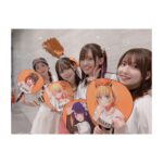 Rumi Okubo Instagram - ⁡ ⁡ ⁡ 6月30日に東京ドームにて行われた巨人vs阪神戦🔥 ⁡ ジャイアンツ×推しの子コラボで、 始球式を務めさせて頂きましたーーー⚾️ 私もMEMちょ役として参戦😈🌟 ⁡ 今回はキャスト4人だったので、 りえちゃん潘ちゃんがピッチャー、 私とごまちゃんがキャッチャーを担当しました！ ⁡ ⁡ 私は潘ちゃんとバッテリーを組んだのですが… ブルペンではなかなか上手くいかなくて… 少し不安になりながらもとにかく楽しもうと臨んだ本番、 見事ナイスピッチ＆キャッチで大成功✨⚾️ りえちゃんごまちゃんも同様に大成功で、 初めての始球式は最高の思い出になりました！ ありがとうございましたーーー！😭 ⁡ ⁡ ⁡ それぞれキャラカラーのお揃いの飾りをしたり、 ジャイアンツカラーのオレンジをリボンとして 取り入れたりと…衣装にもかなり拘りました！ ⁡ お揃いのリボンはりえちゃんとごまちゃんが 用意してくれて、メイクさんにとても可愛く編み込みに入れ込んでもらいました🎀 ⁡ 背番号の1526は、キャラクターの所属事務所 苺プロの当て字です🍓 これはりえちゃんの発案！ みんなでお揃いにできてよかった〜☺️ ⁡ 始球式の後はGIANTS TVの生放送に、 新生B小町の3人で出演させて頂きました！ MCの中島彩アナウンサーがとてもスムーズかつ、 作品や我々声優へのリスペクトを持って進行して くださったので、とても楽しかったです！ 盛り上がると生放送中でも、 途中で試合に見入ってしまう時もありました(笑) ⁡ ⁡ ⁡ 今回はジャイアンツとのコラボだったので、 応援としてもジャイアンツ側でした📣 サヨナラホームランで勝利したと知り、 とても嬉しかったです！ ⁡ 巨人の皆様も阪神の皆様も、 応援に来てらっしゃるお客の皆様も、 怪我なく無事終えられて、大変お疲れ様でした！ ⁡ ⁡ とても貴重な経験を…、 本当に人生で味わうことがなかなか出来ない、 素晴らしい経験をさせて頂きました。 ⁡ ⁡ 最高に楽しかったです！！ 応援ありがとうございました💛⚾️ ⁡ ⁡ ⁡ #推しの子 #ジャイアンツ #大久保瑠美 #高橋李依 ちゃん #伊駒ゆりえ ちゃん #潘めぐみ ちゃん #中島彩 さん、 ⁡ ⁡