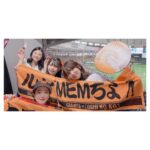 Rumi Okubo Instagram - ⁡ ⁡ ⁡ 6月30日に東京ドームにて行われた巨人vs阪神戦🔥 ⁡ ジャイアンツ×推しの子コラボで、 始球式を務めさせて頂きましたーーー⚾️ 私もMEMちょ役として参戦😈🌟 ⁡ 今回はキャスト4人だったので、 りえちゃん潘ちゃんがピッチャー、 私とごまちゃんがキャッチャーを担当しました！ ⁡ ⁡ 私は潘ちゃんとバッテリーを組んだのですが… ブルペンではなかなか上手くいかなくて… 少し不安になりながらもとにかく楽しもうと臨んだ本番、 見事ナイスピッチ＆キャッチで大成功✨⚾️ りえちゃんごまちゃんも同様に大成功で、 初めての始球式は最高の思い出になりました！ ありがとうございましたーーー！😭 ⁡ ⁡ ⁡ それぞれキャラカラーのお揃いの飾りをしたり、 ジャイアンツカラーのオレンジをリボンとして 取り入れたりと…衣装にもかなり拘りました！ ⁡ お揃いのリボンはりえちゃんとごまちゃんが 用意してくれて、メイクさんにとても可愛く編み込みに入れ込んでもらいました🎀 ⁡ 背番号の1526は、キャラクターの所属事務所 苺プロの当て字です🍓 これはりえちゃんの発案！ みんなでお揃いにできてよかった〜☺️ ⁡ 始球式の後はGIANTS TVの生放送に、 新生B小町の3人で出演させて頂きました！ MCの中島彩アナウンサーがとてもスムーズかつ、 作品や我々声優へのリスペクトを持って進行して くださったので、とても楽しかったです！ 盛り上がると生放送中でも、 途中で試合に見入ってしまう時もありました(笑) ⁡ ⁡ ⁡ 今回はジャイアンツとのコラボだったので、 応援としてもジャイアンツ側でした📣 サヨナラホームランで勝利したと知り、 とても嬉しかったです！ ⁡ 巨人の皆様も阪神の皆様も、 応援に来てらっしゃるお客の皆様も、 怪我なく無事終えられて、大変お疲れ様でした！ ⁡ ⁡ とても貴重な経験を…、 本当に人生で味わうことがなかなか出来ない、 素晴らしい経験をさせて頂きました。 ⁡ ⁡ 最高に楽しかったです！！ 応援ありがとうございました💛⚾️ ⁡ ⁡ ⁡ #推しの子 #ジャイアンツ #大久保瑠美 #高橋李依 ちゃん #伊駒ゆりえ ちゃん #潘めぐみ ちゃん #中島彩 さん、 ⁡ ⁡