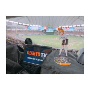 Rumi Okubo Instagram - ⁡
⁡
⁡
6月30日に東京ドームにて行われた巨人vs阪神戦🔥
⁡
ジャイアンツ×推しの子コラボで、
始球式を務めさせて頂きましたーーー⚾️
私もMEMちょ役として参戦😈🌟
⁡
今回はキャスト4人だったので、
りえちゃん潘ちゃんがピッチャー、
私とごまちゃんがキャッチャーを担当しました！
⁡
⁡
私は潘ちゃんとバッテリーを組んだのですが…
ブルペンではなかなか上手くいかなくて…
少し不安になりながらもとにかく楽しもうと臨んだ本番、
見事ナイスピッチ＆キャッチで大成功✨⚾️
りえちゃんごまちゃんも同様に大成功で、
初めての始球式は最高の思い出になりました！
ありがとうございましたーーー！😭
⁡
⁡
⁡
それぞれキャラカラーのお揃いの飾りをしたり、
ジャイアンツカラーのオレンジをリボンとして
取り入れたりと…衣装にもかなり拘りました！
⁡
お揃いのリボンはりえちゃんとごまちゃんが
用意してくれて、メイクさんにとても可愛く編み込みに入れ込んでもらいました🎀
⁡
背番号の1526は、キャラクターの所属事務所
苺プロの当て字です🍓
これはりえちゃんの発案！
みんなでお揃いにできてよかった〜☺️
⁡
始球式の後はGIANTS TVの生放送に、
新生B小町の3人で出演させて頂きました！
MCの中島彩アナウンサーがとてもスムーズかつ、
作品や我々声優へのリスペクトを持って進行して
くださったので、とても楽しかったです！
盛り上がると生放送中でも、
途中で試合に見入ってしまう時もありました(笑)
⁡
⁡
⁡
今回はジャイアンツとのコラボだったので、
応援としてもジャイアンツ側でした📣
サヨナラホームランで勝利したと知り、
とても嬉しかったです！
⁡
巨人の皆様も阪神の皆様も、
応援に来てらっしゃるお客の皆様も、
怪我なく無事終えられて、大変お疲れ様でした！
⁡
⁡
とても貴重な経験を…、
本当に人生で味わうことがなかなか出来ない、
素晴らしい経験をさせて頂きました。
⁡
⁡
最高に楽しかったです！！
応援ありがとうございました💛⚾️
⁡
⁡
⁡
#推しの子
#ジャイアンツ
#大久保瑠美
#高橋李依 ちゃん
#伊駒ゆりえ ちゃん
#潘めぐみ ちゃん
#中島彩 さん、
⁡
⁡