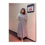 Rumi Okubo Instagram - ⁡ ⁡ EXITV2週連続出演！ ありがとうございました〜✨ ⁡ 今回の衣装は @adelly.tokyo のワンピース👗 スタイリストは小松未季さん @mk_komatsu でした！素敵なお衣装をありがとうございました♡ ⁡ ⁡ 番組は後輩の伊駒ゆりえちゃんと2人で、 兼近さんが「推しの子」が好きということもあり、 呼んで頂けました…🙏🏻😈🌟 作品が愛されて繋がる…嬉しいですね☺️ ⁡ ⁡ テレビのバラエティは私もほぼ初めてで、 すごく緊張しましたし、 アフレコも人前で芸人さんと一緒には 流石になかなかない体験だったので こちらもドキドキだったのですが…！ 終始EXITのお2人が楽しく、話しやすく、 気遣いながらトークしてくださったおかげと、 可愛いごまちゃんがずっと隣にいてくれたおかげで、 終始楽しく収録させて頂きました！ ⁡ また、事前の打ち合わせの時や、 当日の番組スタッフさんの対応も素晴らしく…✨ 常にこちらへのリスペクトを持ってくださり、 打ち合わせで色々話を聞いた上で 番組を構成して頂けて、 とても有り難かったです😌 ⁡ どのコーナーも、 兼近さんもりんたろー。さんも、 面白すぎて ごまちゃんにはずっと安心と癒しをもらえて、 最高の思い出になりました！ ⁡ ⁡ ちなみに自分の推し作品、 『最強にウザい彼女の、明日から使えるマウント教室』 こちらはまなべるライトノベルラジオで 出会った作品です！📖 是非皆さんも読んでみてくださいね〜✨ ⁡ ⁡ #大久保瑠美 #伊駒ゆりえ ちゃん #兼近大樹 さん #りんたろー。さん #EXIT #EXITV ⁡ ⁡