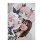 Rumi Okubo Instagram - ⁡ ⁡ ⁡ みかしーと原宿ラフォーレで開催中の 「ゆるゆり&大室家×サンリオキャラクターズ」 PremiumShop ⁡ こちらにお邪魔してきました✨ サインも書いてきましたよ✍🏻 ⁡ 前回の時も思いましたが、サンリオコラボは グッズがあまりにも可愛い！ 今回のちなつはクロミちゃんとコラボ🩷🖤 似合っててきゃわいいねぇ〜（ ◜ω◝ ）ﾆﾁｬｱ ⁡ ⁡ お店の皆さまも本当に良くしてくださって… パネルの写真の撮り方とか、 アクスタが映えるフォトスポットとか、 色々案内して頂きました✨ ありがとうございます😊 ⁡ フォトスポットで撮ったちなつは まるでお姫様のよう…👑🎀 似合う、似合うよっ📸ﾊﾟｼｬﾊﾟｼｬｯ 4人でも似合うねっ📸ﾊﾟｼｬﾊﾟｼｬﾊﾟｼｬｯ ⁡ ラバストも箱でゲットしたので、 お会いしたキャストの皆さまにプレゼントして いけたらなんて思ってます♡ ⁡ コラボドリンクは現在は生徒会！ 私は櫻子のドリンクにしました🌸 美味しかった〜😋 ⁡ ⁡ それにしても、こうして何度もコラボがあると、 ゆるゆりがずっと続いてて、人気があって、 幸せだな〜って感じられます😌 もちろん大室家も同じくらい最高です✨ ⁡ ⁡ 原宿のショップは7日まで！ 皆さんも是非足を運んでくださいねー！ ⁡ ⁡ ⁡ #ゆるゆり #大室家 #サンリオ #PremiumShopmのお花 ⁡