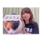 Rumi Okubo Instagram - ⁡ ⁡ 大久保瑠美の○○な件、7月分！ ありがとうございました✨ ⁡ 今回の衣装は前回の地下労働中に ルミカで買った「わがままボディTシャツ」 思った以上に着こなしてしまった…笑 衣装が白黒だったので、 カラーピンをいっぱいつけてもらったのも 可愛くてお気に入り♪ ⁡ ⁡ 本編は早速の夏バテでヘロヘロ…な状態でスタート… しかも愛猫のおでぶにゃんこ、 「まるまる」の名前を忘れてしまうという… まるまるにも名付け親のリスナーさんにも 失礼なことをしていまいました(つД`)･ﾟ･ ご、ごめんなさーーーい💦 ⁡ 名付け親さんと、リスナーの皆さんが 再び教えてくれたので、もう忘れない！ 写真の私も「まるまるごめんなぁ…」って 顔をしておりまする ⁝(ᵒ̴̶̷᷄ᾥ ᵒ̴̶̷᷅ )⁝ まるまる…もう、離さないからっ🐈ｷﾞｭｯ ⁡ ⁡ そしてアニメの話は予告通り 「3×3EYES」にしました。 なんてったって原作が長くて複雑なので とても時間が足りないよ… でもその分面白いので興味のある方はぜひ 読んでみてくださいね✨✨ OVAも一部二部とあるので、そっちもオススメ！ ⁡ ⁡ あとはギャンブルに勝ったり(ギリだったけど) ヘロヘロしながらも皆さんからの 色々なメールを読んだりと！ 楽しい時間を過ごさせて頂きました🙇‍♀️ ⁡ まだまだ暑い日が続きますが、 皆さんも体調には気をつけて過ごしてね！ 元気な姿で8月の瑠美まるでお会いしましょう🙆‍♀️ ⁡ ⁡ ⁡ #大久保瑠美 の○○な件 #瑠美まる #まるまる