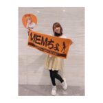 Rumi Okubo Instagram - ⁡ ⁡ ⁡ 6月30日に東京ドームにて行われた巨人vs阪神戦🔥 ⁡ ジャイアンツ×推しの子コラボで、 始球式を務めさせて頂きましたーーー⚾️ 私もMEMちょ役として参戦😈🌟 ⁡ 今回はキャスト4人だったので、 りえちゃん潘ちゃんがピッチャー、 私とごまちゃんがキャッチャーを担当しました！ ⁡ ⁡ 私は潘ちゃんとバッテリーを組んだのですが… ブルペンではなかなか上手くいかなくて… 少し不安になりながらもとにかく楽しもうと臨んだ本番、 見事ナイスピッチ＆キャッチで大成功✨⚾️ りえちゃんごまちゃんも同様に大成功で、 初めての始球式は最高の思い出になりました！ ありがとうございましたーーー！😭 ⁡ ⁡ ⁡ それぞれキャラカラーのお揃いの飾りをしたり、 ジャイアンツカラーのオレンジをリボンとして 取り入れたりと…衣装にもかなり拘りました！ ⁡ お揃いのリボンはりえちゃんとごまちゃんが 用意してくれて、メイクさんにとても可愛く編み込みに入れ込んでもらいました🎀 ⁡ 背番号の1526は、キャラクターの所属事務所 苺プロの当て字です🍓 これはりえちゃんの発案！ みんなでお揃いにできてよかった〜☺️ ⁡ 始球式の後はGIANTS TVの生放送に、 新生B小町の3人で出演させて頂きました！ MCの中島彩アナウンサーがとてもスムーズかつ、 作品や我々声優へのリスペクトを持って進行して くださったので、とても楽しかったです！ 盛り上がると生放送中でも、 途中で試合に見入ってしまう時もありました(笑) ⁡ ⁡ ⁡ 今回はジャイアンツとのコラボだったので、 応援としてもジャイアンツ側でした📣 サヨナラホームランで勝利したと知り、 とても嬉しかったです！ ⁡ 巨人の皆様も阪神の皆様も、 応援に来てらっしゃるお客の皆様も、 怪我なく無事終えられて、大変お疲れ様でした！ ⁡ ⁡ とても貴重な経験を…、 本当に人生で味わうことがなかなか出来ない、 素晴らしい経験をさせて頂きました。 ⁡ ⁡ 最高に楽しかったです！！ 応援ありがとうございました💛⚾️ ⁡ ⁡ ⁡ #推しの子 #ジャイアンツ #大久保瑠美 #高橋李依 ちゃん #伊駒ゆりえ ちゃん #潘めぐみ ちゃん #中島彩 さん、 ⁡ ⁡