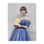 Rumi Okubo Instagram - ⁡ ⁡ 12月24日クリスマスイブ〜🎄 ⁡ ⁡ フェス2日目は、グラブル生放送 クリスマス特別版に登壇！ ワードウルフをやったりしました！ そして何より、この日この時のために、 私は今までクレーンゲームを やってきたんだ…って確信しましたね🙏🏻笑 バラエティコーナーどれも楽しかったです！ そしてさすがはもうすぐ10周年✨ 情報も盛りだくさんでした〜😉 いっぱいありすぎて脳内整理が追いつかないぜ！ 生放送の衣装はルナールイメージで青紫に黒のリボンや、アクセントの入ったワンピースでした！ 髪型はルナール合わせでツインテ…は、 流石に難しかったのでお団子２つ作ってもらいました！ ⁡ ⁡ ⁡ ⁡ そして最後はなんと！ 10th Anniv. SPECIAL SHOW with Night Party！ こちらにて『はっする∞らびりんす！！～おこたみより愛を込めて～』を5人で生歌唱させて頂きました🎤 早口で難しい歌…生で歌えるか心配でしたが、 「1人じゃ創れない未来」の歌詞の通り、 みんながいてくれたから楽しく安心して 歌えました✨ 前日のキャラライブのおこたみ3人を見ていたから 余計に気合いも十分でした！🦍 ⁡ なによりお衣装がすごかった！！！ あの衣装を着ている時、 気持ちはディ○ニープリンセス👸だった！笑 ドレスがめちゃくちゃ綺麗で、 こんな素敵な衣装なかなか着る機会無いと思うので、 良い思い出にもなりました👗✨ ⁡ そして『メリーラァブ』も歌わせて頂きました！ クリスマスにぴったりな、 乙女と漢女のハーモニー…🎄🎅 こちらも楽しかったなぁ〜♪ ⁡ 英美里さんと推し活もしました♡ うちのヴェインくんと、 英美里さんちのロベリアさんが邂逅☺️ 一緒にお写真撮れて幸せ〜📸✨ ⁡ ⁡ そしてグランドフィナーレはみんなで！ 本当に10周年が豪華すぎて、この2日間は あっという間でしたが、本当に楽しい2日間になりました！ 会場に来てくださった皆さんも、 配信で見てくださった皆さんも、 ありがとうございました🙇‍♀️ ⁡ ⁡ 改めてグラブルはまもなく10周年、 おめでとうございます🎊 ルナール役で関わらせて頂けて本当に光栄ですし、 これからも1ファンとして、ユーザーとして、 そして役者として、 共に歩んでいけたらと思います。 ⁡ 引き続きグラブルを、そしてルナール含めおこたみも、よろしくお願い致します！ ⁡ ⁡ #グラブル #グラブルフェス2023 #おこたみ #ルナール ⁡