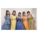 Rumi Okubo Instagram - ⁡ ⁡ 12月24日クリスマスイブ〜🎄 ⁡ ⁡ フェス2日目は、グラブル生放送 クリスマス特別版に登壇！ ワードウルフをやったりしました！ そして何より、この日この時のために、 私は今までクレーンゲームを やってきたんだ…って確信しましたね🙏🏻笑 バラエティコーナーどれも楽しかったです！ そしてさすがはもうすぐ10周年✨ 情報も盛りだくさんでした〜😉 いっぱいありすぎて脳内整理が追いつかないぜ！ 生放送の衣装はルナールイメージで青紫に黒のリボンや、アクセントの入ったワンピースでした！ 髪型はルナール合わせでツインテ…は、 流石に難しかったのでお団子２つ作ってもらいました！ ⁡ ⁡ ⁡ ⁡ そして最後はなんと！ 10th Anniv. SPECIAL SHOW with Night Party！ こちらにて『はっする∞らびりんす！！～おこたみより愛を込めて～』を5人で生歌唱させて頂きました🎤 早口で難しい歌…生で歌えるか心配でしたが、 「1人じゃ創れない未来」の歌詞の通り、 みんながいてくれたから楽しく安心して 歌えました✨ 前日のキャラライブのおこたみ3人を見ていたから 余計に気合いも十分でした！🦍 ⁡ なによりお衣装がすごかった！！！ あの衣装を着ている時、 気持ちはディ○ニープリンセス👸だった！笑 ドレスがめちゃくちゃ綺麗で、 こんな素敵な衣装なかなか着る機会無いと思うので、 良い思い出にもなりました👗✨ ⁡ そして『メリーラァブ』も歌わせて頂きました！ クリスマスにぴったりな、 乙女と漢女のハーモニー…🎄🎅 こちらも楽しかったなぁ〜♪ ⁡ 英美里さんと推し活もしました♡ うちのヴェインくんと、 英美里さんちのロベリアさんが邂逅☺️ 一緒にお写真撮れて幸せ〜📸✨ ⁡ ⁡ そしてグランドフィナーレはみんなで！ 本当に10周年が豪華すぎて、この2日間は あっという間でしたが、本当に楽しい2日間になりました！ 会場に来てくださった皆さんも、 配信で見てくださった皆さんも、 ありがとうございました🙇‍♀️ ⁡ ⁡ 改めてグラブルはまもなく10周年、 おめでとうございます🎊 ルナール役で関わらせて頂けて本当に光栄ですし、 これからも1ファンとして、ユーザーとして、 そして役者として、 共に歩んでいけたらと思います。 ⁡ 引き続きグラブルを、そしてルナール含めおこたみも、よろしくお願い致します！ ⁡ ⁡ #グラブル #グラブルフェス2023 #おこたみ #ルナール ⁡