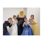 Rumi Okubo Instagram - ⁡ ⁡ 12月24日クリスマスイブ〜🎄 ⁡ ⁡ フェス2日目は、グラブル生放送 クリスマス特別版に登壇！ ワードウルフをやったりしました！ そして何より、この日この時のために、 私は今までクレーンゲームを やってきたんだ…って確信しましたね🙏🏻笑 バラエティコーナーどれも楽しかったです！ そしてさすがはもうすぐ10周年✨ 情報も盛りだくさんでした〜😉 いっぱいありすぎて脳内整理が追いつかないぜ！ 生放送の衣装はルナールイメージで青紫に黒のリボンや、アクセントの入ったワンピースでした！ 髪型はルナール合わせでツインテ…は、 流石に難しかったのでお団子２つ作ってもらいました！ ⁡ ⁡ ⁡ ⁡ そして最後はなんと！ 10th Anniv. SPECIAL SHOW with Night Party！ こちらにて『はっする∞らびりんす！！～おこたみより愛を込めて～』を5人で生歌唱させて頂きました🎤 早口で難しい歌…生で歌えるか心配でしたが、 「1人じゃ創れない未来」の歌詞の通り、 みんながいてくれたから楽しく安心して 歌えました✨ 前日のキャラライブのおこたみ3人を見ていたから 余計に気合いも十分でした！🦍 ⁡ なによりお衣装がすごかった！！！ あの衣装を着ている時、 気持ちはディ○ニープリンセス👸だった！笑 ドレスがめちゃくちゃ綺麗で、 こんな素敵な衣装なかなか着る機会無いと思うので、 良い思い出にもなりました👗✨ ⁡ そして『メリーラァブ』も歌わせて頂きました！ クリスマスにぴったりな、 乙女と漢女のハーモニー…🎄🎅 こちらも楽しかったなぁ〜♪ ⁡ 英美里さんと推し活もしました♡ うちのヴェインくんと、 英美里さんちのロベリアさんが邂逅☺️ 一緒にお写真撮れて幸せ〜📸✨ ⁡ ⁡ そしてグランドフィナーレはみんなで！ 本当に10周年が豪華すぎて、この2日間は あっという間でしたが、本当に楽しい2日間になりました！ 会場に来てくださった皆さんも、 配信で見てくださった皆さんも、 ありがとうございました🙇‍♀️ ⁡ ⁡ 改めてグラブルはまもなく10周年、 おめでとうございます🎊 ルナール役で関わらせて頂けて本当に光栄ですし、 これからも1ファンとして、ユーザーとして、 そして役者として、 共に歩んでいけたらと思います。 ⁡ 引き続きグラブルを、そしてルナール含めおこたみも、よろしくお願い致します！ ⁡ ⁡ #グラブル #グラブルフェス2023 #おこたみ #ルナール ⁡