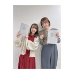Rumi Okubo Instagram - ⁡ ⁡ 朗読劇『世界から猫が消えたなら』 ご来場、ご視聴、ありがとうございました🐈🐾 ⁡ ⁡ 久しぶりにみかこしと一緒で嬉しい〜♡ 楽屋でずっと話して、笑っていました🤝🏻✨ 仕事のことや最近のこと、この朗読劇のこと、 話題が尽きなくて楽しかった〜🤭 ⁡ ⁡ そして朗読劇の内容はと言うと…、 ⁡ 家族とは何か 後悔とは、明日とは 自分にとって大切なものとは そして、生きるとは何か…。 ⁡ すごく考えさせられる、 感動で涙が止まらない、 それでいて明日に向かって 前を向いて生きていける、 素晴らしい作品だったと思います🐱😭 ⁡ 私は彼女/母親役を演じさせて頂きましたが、 どちらも主人公の「僕」を想っている役どころでした。 今回は特に、リハーサルの時と本番では 良い意味で気持ちが全然違っていて、 台本に、役に、のめり込んでいきました。 ⁡ ⁡ 彼女が「また、明日」と言ってハケるシーン。 本当はそのままハケるのですが、気づいたら 「僕」を少しだけ振り返っている自分がいました。 ⁡ ⁡ 最後の母親の手紙のシーン、 穏やかな気持ちで書いているつもりが、 リハーサルの時よりずっと感情が入ってしまい、 涙がこぼれそうになって声が震えました。 だってこの手紙を書いて渡したら、 もう「僕」には会えないかもしれないから。 そんな覚悟を、彼のために全て込めた手紙だから。 ⁡ 私の演技プランが舞台上で、 掛け合いで変わっていく…。 年末最後の朗読の舞台は、役者として 本当に良い時間を過ごせたと思っています。 ⁡ ⁡ 配信はアーカイブもございます。 もしまだ見てなくて興味がある方は、 他の公演や、私の出演した公演も見てみてくださいね！ ⁡ ⁡ #朗読劇 #世界から猫が消えたなら #せかねこ朗読劇 ⁡
