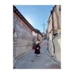 Rumi Okubo Instagram - ⁡ ⁡ AGF_2023 FGOステージ ⁡ の、前日の韓国旅その② ⁡ めっちゃ楽しんでる私…♪ ちなみに日本とは気温が違って めちゃくちゃ寒かったので、 耐えきれず現地でイヤーマフを買いました👂🏻 暖かかった〜☺️ ⁡ コートの中にはウルトラライトダウンを 仕込んでおりました！万全！！ でも不思議と心地の良い寒さでした❄️ ⁡ そして今回もお供に、 アストルフォぬいを連れて行きました！ エリちゃんもこれくらいのサイズの ぬいがいつか出てくれないかな…🥺 アストルフォと一緒に連れて歩きたい！ ⁡ ⁡ あーーー！楽しかった✨ ⁡ ⁡ #AGF_KOREA #AGF_KOREA_2023 #AGF_2023 #FGO ⁡ ⁡ ⁡