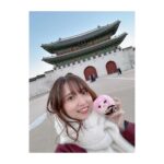 Rumi Okubo Instagram - ⁡ ⁡ AGF_2023 FGOステージ ⁡ の、前日の韓国旅その② ⁡ めっちゃ楽しんでる私…♪ ちなみに日本とは気温が違って めちゃくちゃ寒かったので、 耐えきれず現地でイヤーマフを買いました👂🏻 暖かかった〜☺️ ⁡ コートの中にはウルトラライトダウンを 仕込んでおりました！万全！！ でも不思議と心地の良い寒さでした❄️ ⁡ そして今回もお供に、 アストルフォぬいを連れて行きました！ エリちゃんもこれくらいのサイズの ぬいがいつか出てくれないかな…🥺 アストルフォと一緒に連れて歩きたい！ ⁡ ⁡ あーーー！楽しかった✨ ⁡ ⁡ #AGF_KOREA #AGF_KOREA_2023 #AGF_2023 #FGO ⁡ ⁡ ⁡