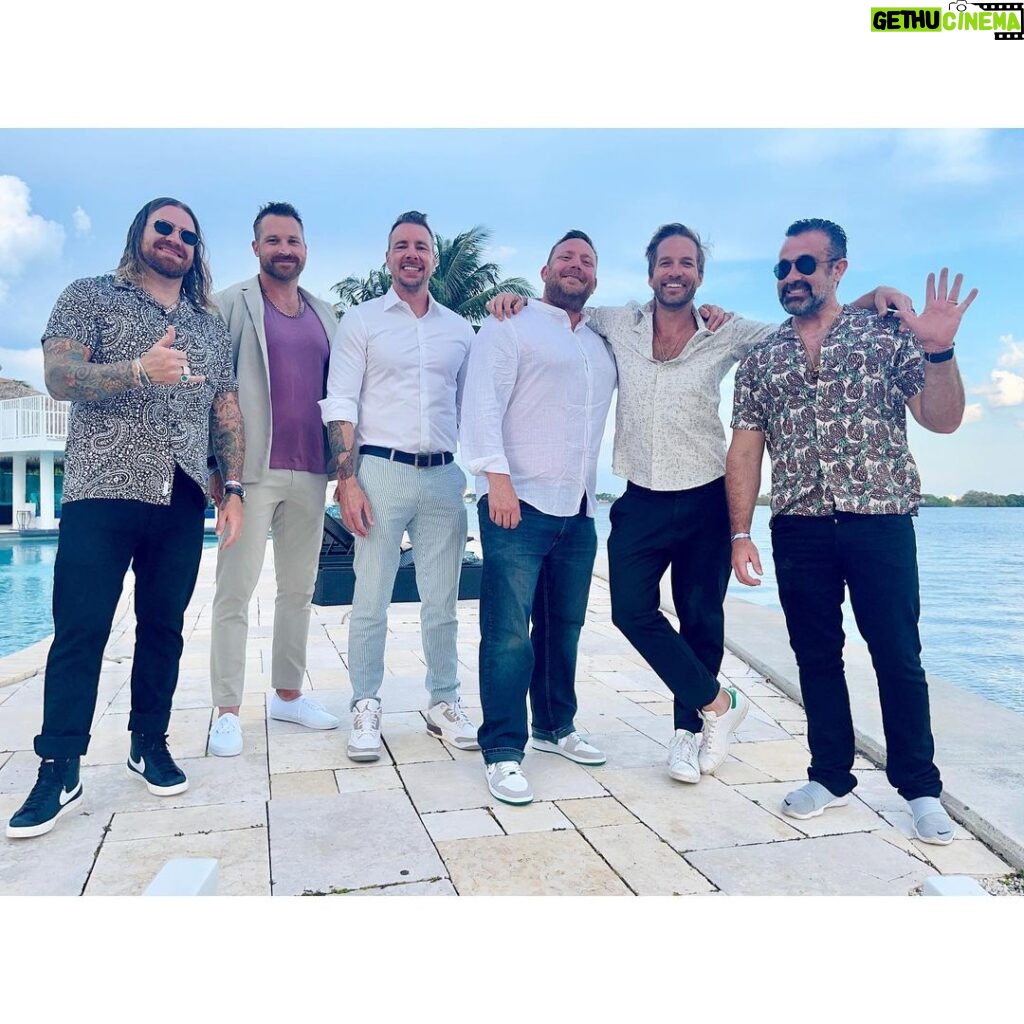 Ryan Hansen Instagram - 🌴🏁F YEAH F1 MIAMI!!!🏁🌴 Just an insane trip with the best dudes in the world! @daxshepard @matthewstylist @bestfriendaaronweakley @erickrich @charcurtis @f1 @danielricciardo F1 Miami Grand Prix