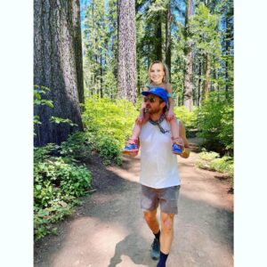 Ryan Hansen Instagram - I love @kristenanniebell so much. Like a brother. Like a baby brother. This lady just makes life so much better. Honored to do this crazy life with our families. I love everything about you. Happy to carry you on my shoulders anytime lil bud. 
Happy Birthday Brother!!!