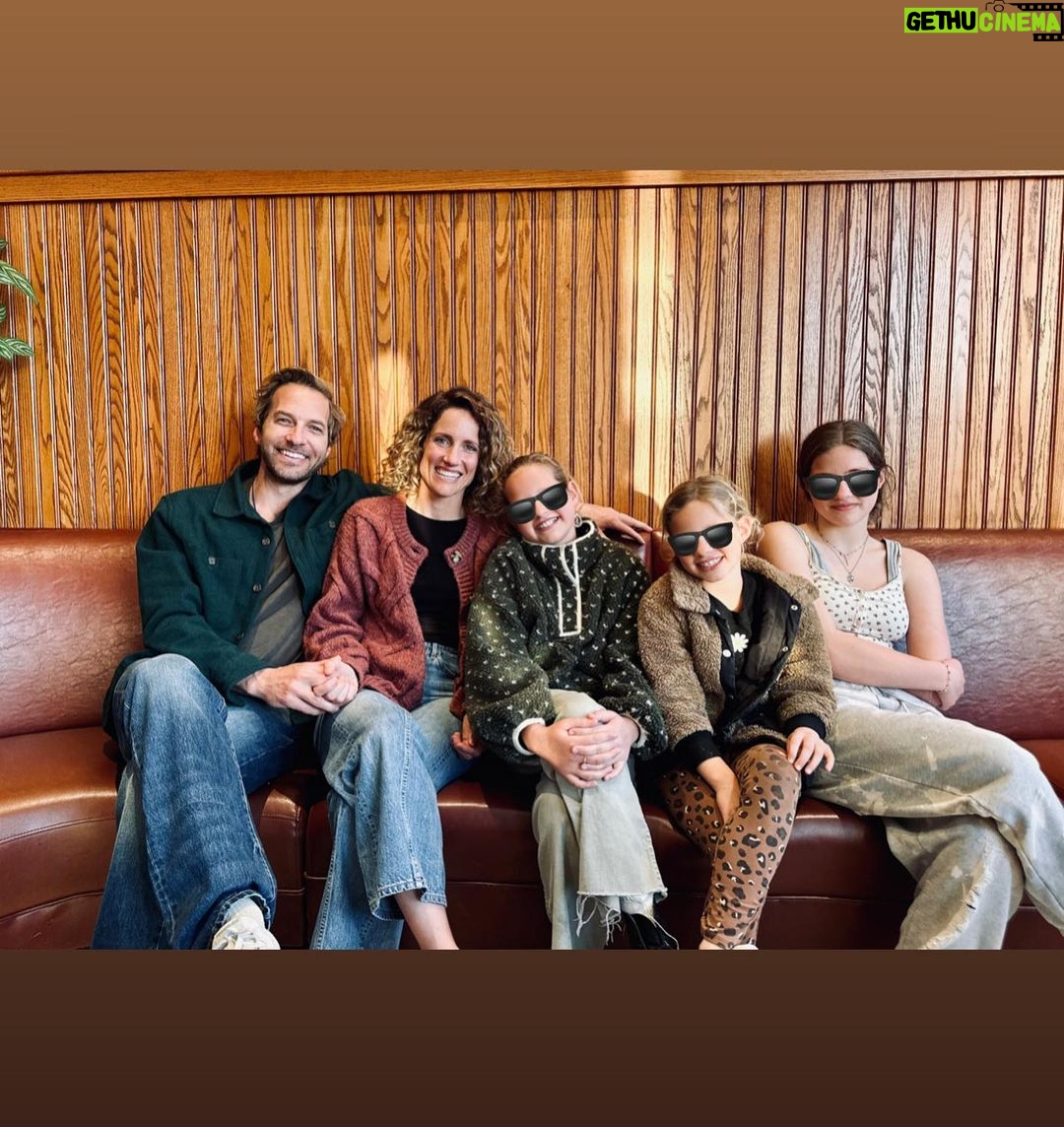 Ryan Hansen Instagram - Happy Birthday to the girl I’ve been in love with since high school. @amyhansen31 you are the most incredible human and I’m so honored to be your husband and dad to our 3 beautiful girls. Go NORSEMEN!