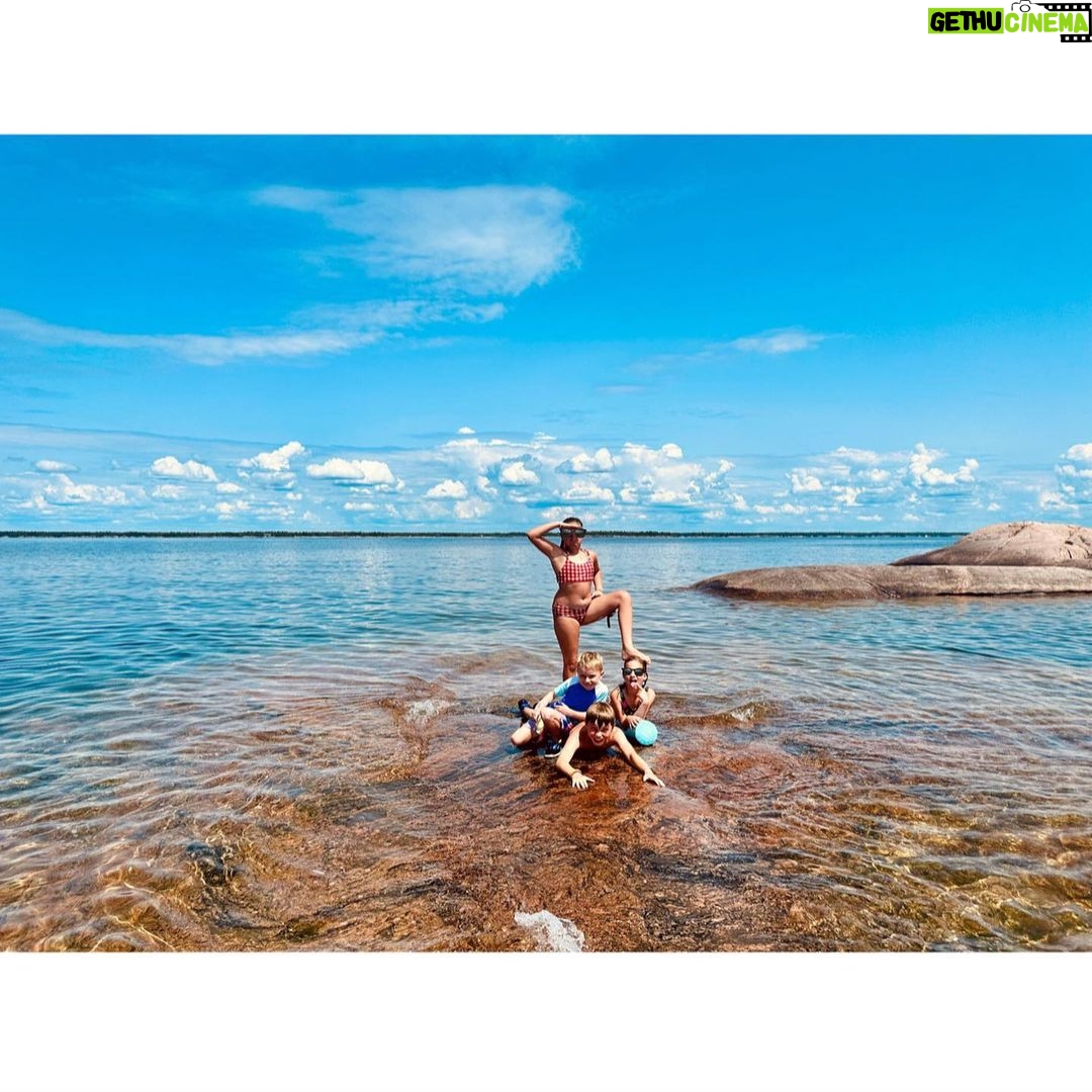 Ryan Hansen Instagram - HOLY CANADIAN SUMMER!!! 🇨🇦🇨🇦🇨🇦☀️☀️☀️ One of my favorite places on this planet! Love you @akiegelmann @mattkiegelmann 🧙♂️🧙♀️