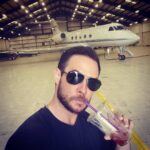 Ryan Merriman Instagram – Three of my favorite things #privatejet #icetea #setlife This was a fun day of filming!!👍😎@sunnydazemovie #tbt with @jasonwiles @thestephenpeace see ya soon fellas!