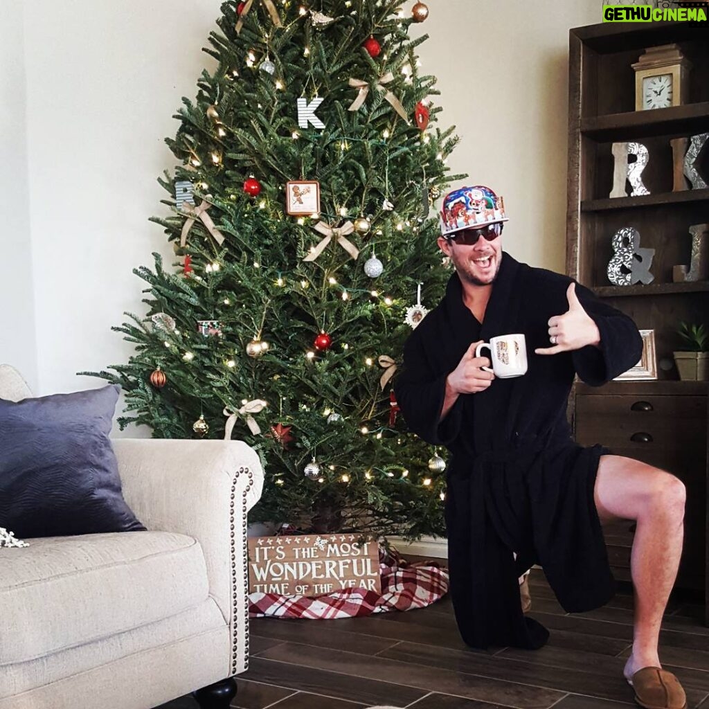 Ryan Merriman Instagram - When ya wake up on a Saturday and ya feelin good....this is the pose☝️👍 #robe #robegame #slippers #uggs #santaflatbrim #christmastree #realtree