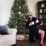Ryan Merriman Instagram – When ya wake up on a Saturday and ya feelin good….this is the pose☝️👍 #robe #robegame #slippers #uggs #santaflatbrim #christmastree #realtree