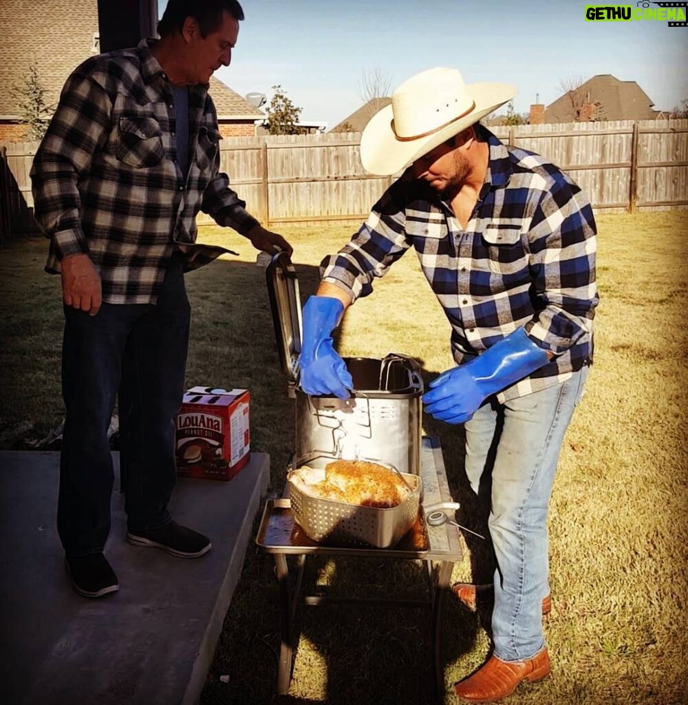 Ryan Merriman Instagram - Me and pop gettin it done yesterday👊👍. If you've never had a fried Turkey....you're missing out! #family #football #friedturkey #ilovemydad #blessed #countryboy #flannel was required btw😁