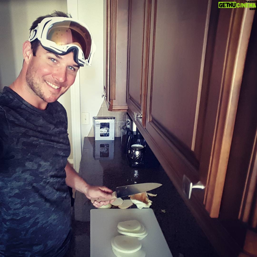 Ryan Merriman Instagram - When you love onion in everything you eat....you find a way not to cry like a little girl😂😂👍 #oakley #goggles #kitchen #lasagna time!!! Boom...#lifehack