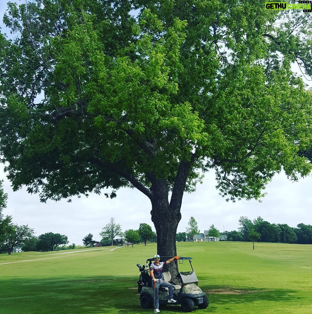Ryan Merriman Instagram - When they said watch out out for the big tree down the middle...they weren't joking😂👍 #stillmadepar #golf #mothernature #trees #blessed #intherough #buffalorock #goodtimes