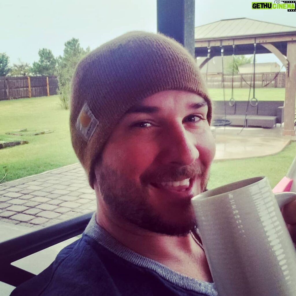 Ryan Merriman Instagram - Me as soon as the weather man said....its a little chilly with some rain this morning💯 #goodtimes #getoutside #morningcoffee vibes