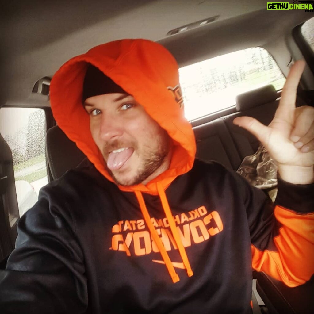Ryan Merriman Instagram - When it's finally cold enough to wear your favorite hoodie and rep your team!! #gopokes #fall #letsgo