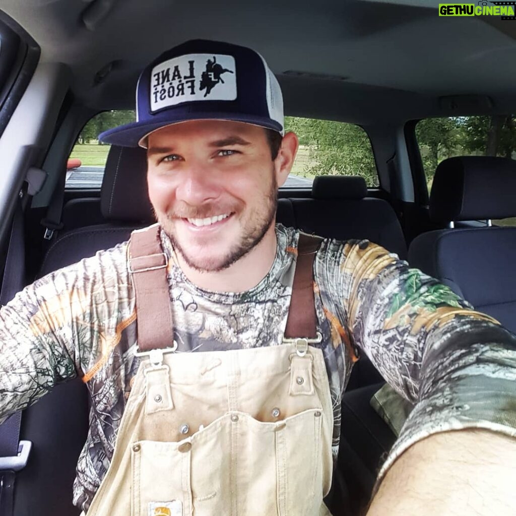Ryan Merriman Instagram - Traded my tactical gear for mossy oak and carhartt👍....this is my face when it's fall and I'm in the woods!! #countryboy @lanefrostbrand #nature #happyman