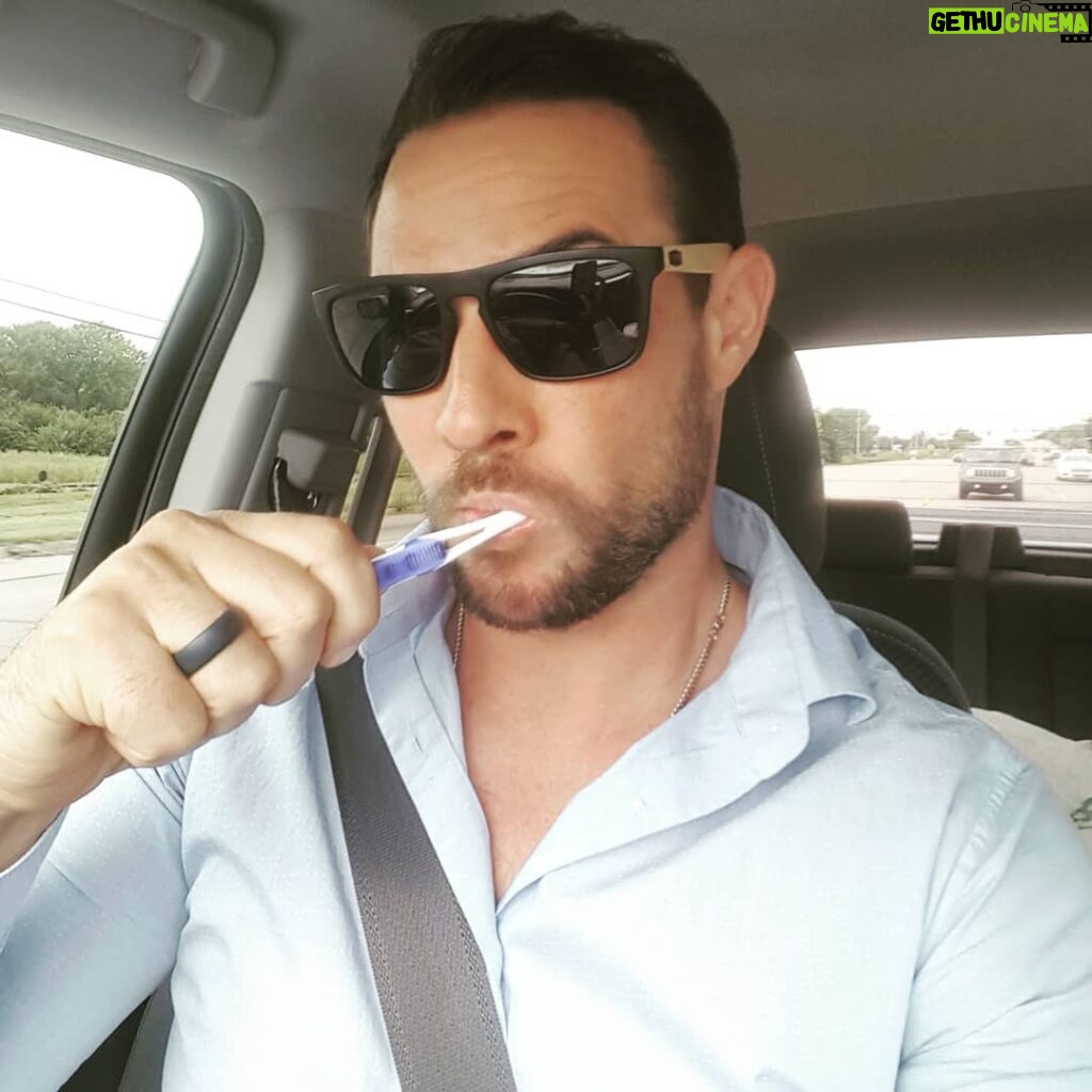 Ryan Merriman Instagram - Every actor has brushed their teeth in the car☝️...if you say you haven't, you're lying. #hustle #pickandroll #cantstopwontstop
