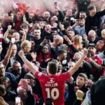 Ryan Reynolds Instagram - Everything I own smells like champagne, beer and grass. I’m still somewhere between giggling and sobbing. This town and this sport is one of the most romantic things on earth. Thank you, @wrexham_afc ⚔️🏴󠁧󠁢󠁷󠁬󠁳󠁿⚔️