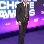 Ryan Reynolds Instagram - Thank you @peopleschoice for the 2022 Icon Award. Next year I’m gunning for Supporting Icon. Thank you to my friend, @comedianlilrel for the intro and kind words. And if you saw my speech, and you want to work in the same business as me but didn’t think there was room for you at the table, check out our two organizations, @groupeffortinitiative and @creativeladderorg. These non-profit organizations are awesome and here to help. Last night was amazing. Thank you, @thombrowne for this incredible suit. Thank you @vivianbaker for making me look three weeks younger. 💥💥