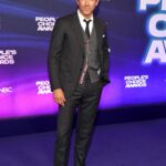 Ryan Reynolds Instagram - Thank you @peopleschoice for the 2022 Icon Award. Next year I’m gunning for Supporting Icon. Thank you to my friend, @comedianlilrel for the intro and kind words. And if you saw my speech, and you want to work in the same business as me but didn’t think there was room for you at the table, check out our two organizations, @groupeffortinitiative and @creativeladderorg. These non-profit organizations are awesome and here to help. Last night was amazing. Thank you, @thombrowne for this incredible suit. Thank you @vivianbaker for making me look three weeks younger. 💥💥