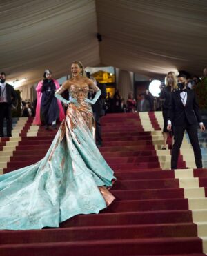 Ryan Reynolds Instagram - Blake changing outfits in a split second on the red carpet was a moment I’ll never forget. I recently changed my moisturizer and feel pretty confident it’s more of a slow burn that people will appreciate in time. Like Freaks and Geeks. 

Styling: @ilariaurbinati 

Brown Velvet Tux: @ralphlauren 

Most beautiful damn watch I’ve ever seen: @omega 

📷: @voguemagazine @gettyentertainment & @sophiatravaglia 

Big thanks to @jami33