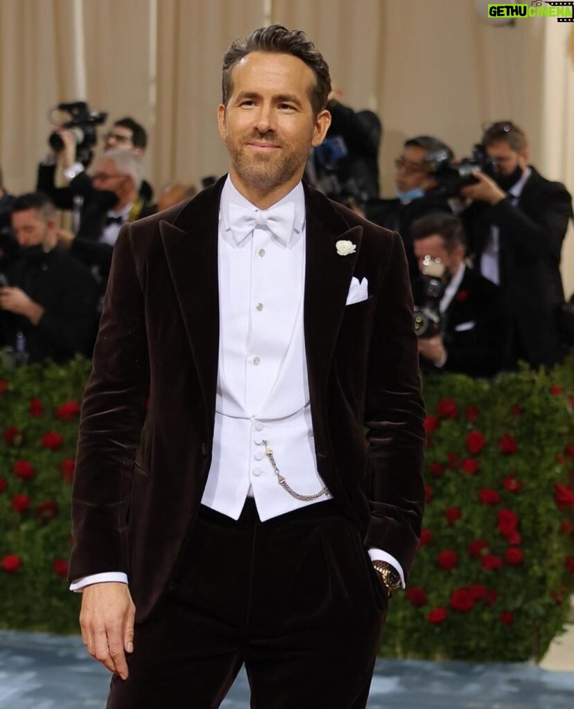 Ryan Reynolds Instagram - Blake changing outfits in a split second on the red carpet was a moment I’ll never forget. I recently changed my moisturizer and feel pretty confident it’s more of a slow burn that people will appreciate in time. Like Freaks and Geeks. Styling: @ilariaurbinati Brown Velvet Tux: @ralphlauren Most beautiful damn watch I’ve ever seen: @omega 📷: @voguemagazine @gettyentertainment & @sophiatravaglia Big thanks to @jami33