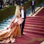 Ryan Reynolds Instagram - Blake changing outfits in a split second on the red carpet was a moment I’ll never forget. I recently changed my moisturizer and feel pretty confident it’s more of a slow burn that people will appreciate in time. Like Freaks and Geeks. Styling: @ilariaurbinati Brown Velvet Tux: @ralphlauren Most beautiful damn watch I’ve ever seen: @omega 📷: @voguemagazine @gettyentertainment & @sophiatravaglia Big thanks to @jami33