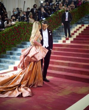 Ryan Reynolds Instagram - Blake changing outfits in a split second on the red carpet was a moment I’ll never forget. I recently changed my moisturizer and feel pretty confident it’s more of a slow burn that people will appreciate in time. Like Freaks and Geeks. 

Styling: @ilariaurbinati 

Brown Velvet Tux: @ralphlauren 

Most beautiful damn watch I’ve ever seen: @omega 

📷: @voguemagazine @gettyentertainment & @sophiatravaglia 

Big thanks to @jami33