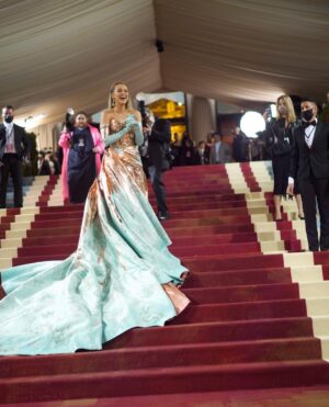 Ryan Reynolds Instagram - Blake changing outfits in a split second on the red carpet was a moment I’ll never forget. I recently changed my moisturizer and feel pretty confident it’s more of a slow burn that people will appreciate in time. Like Freaks and Geeks. 

Styling: @ilariaurbinati 

Brown Velvet Tux: @ralphlauren 

Most beautiful damn watch I’ve ever seen: @omega 

📷: @voguemagazine @gettyentertainment & @sophiatravaglia 

Big thanks to @jami33