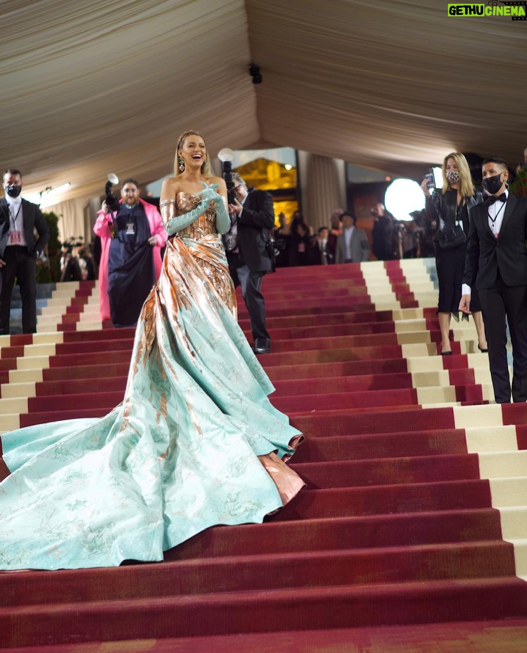 Ryan Reynolds - 6.4 Million Likes - Blake changing outfits in a split second on the red carpet was a moment I’ll never forget. I recently changed my moisturizer and feel pretty confident it’s more of a slow burn that people will appreciate in time. Like Freaks and Geeks.
Styling: @ilariaurbinati
Brown Velvet Tux: @ralphlauren
Most beautiful damn watch I’ve ever seen: @omega
📷: @voguemagazine @gettyentertainment & @sophiatravaglia
Big thanks to @jami33