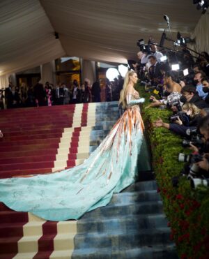 Ryan Reynolds Instagram - Blake changing outfits in a split second on the red carpet was a moment I’ll never forget. I recently changed my moisturizer and feel pretty confident it’s more of a slow burn that people will appreciate in time. Like Freaks and Geeks. 

Styling: @ilariaurbinati 

Brown Velvet Tux: @ralphlauren 

Most beautiful damn watch I’ve ever seen: @omega 

📷: @voguemagazine @gettyentertainment & @sophiatravaglia 

Big thanks to @jami33