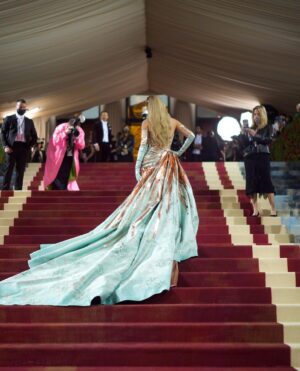 Ryan Reynolds Instagram - Blake changing outfits in a split second on the red carpet was a moment I’ll never forget. I recently changed my moisturizer and feel pretty confident it’s more of a slow burn that people will appreciate in time. Like Freaks and Geeks. 

Styling: @ilariaurbinati 

Brown Velvet Tux: @ralphlauren 

Most beautiful damn watch I’ve ever seen: @omega 

📷: @voguemagazine @gettyentertainment & @sophiatravaglia 

Big thanks to @jami33