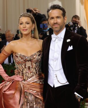 Ryan Reynolds Instagram - Blake changing outfits in a split second on the red carpet was a moment I’ll never forget. I recently changed my moisturizer and feel pretty confident it’s more of a slow burn that people will appreciate in time. Like Freaks and Geeks. 

Styling: @ilariaurbinati 

Brown Velvet Tux: @ralphlauren 

Most beautiful damn watch I’ve ever seen: @omega 

📷: @voguemagazine @gettyentertainment & @sophiatravaglia 

Big thanks to @jami33