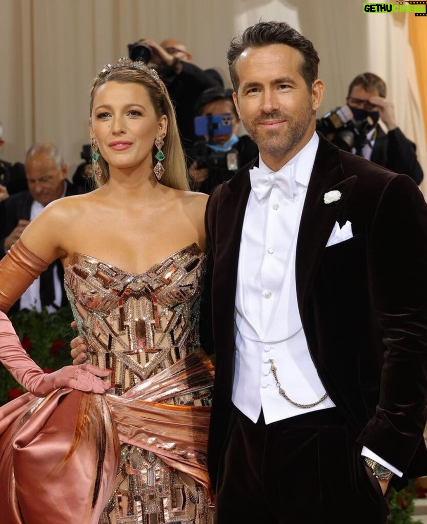 Ryan Reynolds Instagram - Blake changing outfits in a split second on the red carpet was a moment I’ll never forget. I recently changed my moisturizer and feel pretty confident it’s more of a slow burn that people will appreciate in time. Like Freaks and Geeks. Styling: @ilariaurbinati Brown Velvet Tux: @ralphlauren Most beautiful damn watch I’ve ever seen: @omega 📷: @voguemagazine @gettyentertainment & @sophiatravaglia Big thanks to @jami33