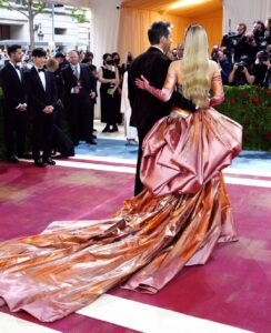 Ryan Reynolds Instagram - Blake changing outfits in a split second on the red carpet was a moment I’ll never forget. I recently changed my moisturizer and feel pretty confident it’s more of a slow burn that people will appreciate in time. Like Freaks and Geeks. Styling: @ilariaurbinati Brown Velvet Tux: @ralphlauren Most beautiful damn watch I’ve ever seen: @omega 📷: @voguemagazine @gettyentertainment & @sophiatravaglia Big thanks to @jami33