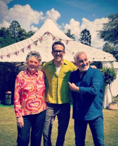 Ryan Reynolds Instagram - A full and unconditional hug of pure serotonin @paul.hollywood & @prueleith 📷: @sophiatravaglia