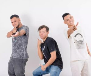 Ryan Vasquez Instagram - Momentos bom: não importa quanto tempo passar sempre vão ser lembrados e sempre você vai ficar grato com todos por ter sido escolhido para ser o protagonista 

Me lembro que foi nesse mesmo mês de abril estávamos chegamos aqui na cidade que virou minha segunda casa Humaitá. 

Éramos três meninos atrás de um sonho, atrás de uma oportunidade, atrás de uma estabilidade. 

Quero agradecer a Nara Glenda seu esposo Caniggia também a dona Denna pelas camisas maravilhosas que patrocinou para a gente e o gran talentoso e autor das fotos John Elder 
Depois de 205 semanas, hoje oficialmente estou postando 5 fotos em homenagem a minhas primeiras fotos profissional. 

Lembrança de uma semana antes da seguinte data: 9 de maio de 2018 

Agradecimento para:
@dona_denna Pelas Camisas
@fotografojohnelder Pela Fotos 
@caniggiachaves Por arrumar nosso cabelo magicamente
@naraglendaa por fazer esse momento acontecer
@victorabadia_ pelo transporte

Olha comenta quantos anos tenho em Humaitá? 😍

TAG:
#Ryanvasquez #musica
