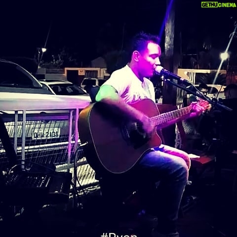 Ryan Vasquez Instagram - Cantando Ayer en #portovelho #brasil cada vez que una persona se cae en el Camino en busca de lo que ama tiene que levantarse y seguir. Significa que la perseverancia es importante para llegar a la meta agradecido con @medjoycinha @crisgama3430 por llevarme y cuidar de mi y por este momento en el bar a @thainaraoly y @liviajamylle ( @liviaethainara ) por lá oportunidad.