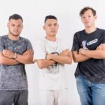 Ryan Vasquez Instagram – Momentos bom: não importa quanto tempo passar sempre vão ser lembrados e sempre você vai ficar grato com todos por ter sido escolhido para ser o protagonista 

Me lembro que foi nesse mesmo mês de abril estávamos chegamos aqui na cidade que virou minha segunda casa Humaitá. 

Éramos três meninos atrás de um sonho, atrás de uma oportunidade, atrás de uma estabilidade. 

Quero agradecer a Nara Glenda seu esposo Caniggia também a dona Denna pelas camisas maravilhosas que patrocinou para a gente e o gran talentoso e autor das fotos John Elder 
Depois de 205 semanas, hoje oficialmente estou postando 5 fotos em homenagem a minhas primeiras fotos profissional. 

Lembrança de uma semana antes da seguinte data: 9 de maio de 2018 

Agradecimento para:
@dona_denna Pelas Camisas
@fotografojohnelder Pela Fotos 
@caniggiachaves Por arrumar nosso cabelo magicamente
@naraglendaa por fazer esse momento acontecer
@victorabadia_ pelo transporte

Olha comenta quantos anos tenho em Humaitá? 😍

TAG:
#Ryanvasquez #musica Humaitá, Amazonas