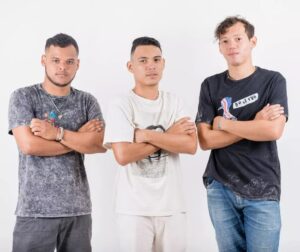 Ryan Vasquez Instagram - Momentos bom: não importa quanto tempo passar sempre vão ser lembrados e sempre você vai ficar grato com todos por ter sido escolhido para ser o protagonista 

Me lembro que foi nesse mesmo mês de abril estávamos chegamos aqui na cidade que virou minha segunda casa Humaitá. 

Éramos três meninos atrás de um sonho, atrás de uma oportunidade, atrás de uma estabilidade. 

Quero agradecer a Nara Glenda seu esposo Caniggia também a dona Denna pelas camisas maravilhosas que patrocinou para a gente e o gran talentoso e autor das fotos John Elder 
Depois de 205 semanas, hoje oficialmente estou postando 5 fotos em homenagem a minhas primeiras fotos profissional. 

Lembrança de uma semana antes da seguinte data: 9 de maio de 2018 

Agradecimento para:
@dona_denna Pelas Camisas
@fotografojohnelder Pela Fotos 
@caniggiachaves Por arrumar nosso cabelo magicamente
@naraglendaa por fazer esse momento acontecer
@victorabadia_ pelo transporte

Olha comenta quantos anos tenho em Humaitá? 😍

TAG:
#Ryanvasquez #musica
