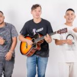 Ryan Vasquez Instagram – Momentos bom: não importa quanto tempo passar sempre vão ser lembrados e sempre você vai ficar grato com todos por ter sido escolhido para ser o protagonista 

Me lembro que foi nesse mesmo mês de abril estávamos chegamos aqui na cidade que virou minha segunda casa Humaitá. 

Éramos três meninos atrás de um sonho, atrás de uma oportunidade, atrás de uma estabilidade. 

Quero agradecer a Nara Glenda seu esposo Caniggia também a dona Denna pelas camisas maravilhosas que patrocinou para a gente e o gran talentoso e autor das fotos John Elder 
Depois de 205 semanas, hoje oficialmente estou postando 5 fotos em homenagem a minhas primeiras fotos profissional. 

Lembrança de uma semana antes da seguinte data: 9 de maio de 2018 

Agradecimento para:
@dona_denna Pelas Camisas
@fotografojohnelder Pela Fotos 
@caniggiachaves Por arrumar nosso cabelo magicamente
@naraglendaa por fazer esse momento acontecer
@victorabadia_ pelo transporte

Olha comenta quantos anos tenho em Humaitá? 😍

TAG:
#Ryanvasquez #musica Humaitá, Amazonas