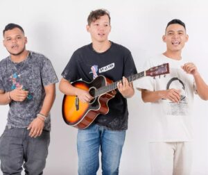 Ryan Vasquez Instagram - Momentos bom: não importa quanto tempo passar sempre vão ser lembrados e sempre você vai ficar grato com todos por ter sido escolhido para ser o protagonista 

Me lembro que foi nesse mesmo mês de abril estávamos chegamos aqui na cidade que virou minha segunda casa Humaitá. 

Éramos três meninos atrás de um sonho, atrás de uma oportunidade, atrás de uma estabilidade. 

Quero agradecer a Nara Glenda seu esposo Caniggia também a dona Denna pelas camisas maravilhosas que patrocinou para a gente e o gran talentoso e autor das fotos John Elder 
Depois de 205 semanas, hoje oficialmente estou postando 5 fotos em homenagem a minhas primeiras fotos profissional. 

Lembrança de uma semana antes da seguinte data: 9 de maio de 2018 

Agradecimento para:
@dona_denna Pelas Camisas
@fotografojohnelder Pela Fotos 
@caniggiachaves Por arrumar nosso cabelo magicamente
@naraglendaa por fazer esse momento acontecer
@victorabadia_ pelo transporte

Olha comenta quantos anos tenho em Humaitá? 😍

TAG:
#Ryanvasquez #musica